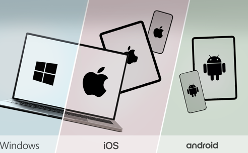 Nærbillede af hænder, der skriver på en bærbar computers tastatur, med en solnedgang reflekteret på skærmen og en sløret baggrund.