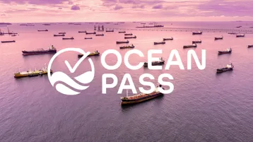 Billede af talrige skibe på et lyserødt hav med OceanPass-logoet ovenpå