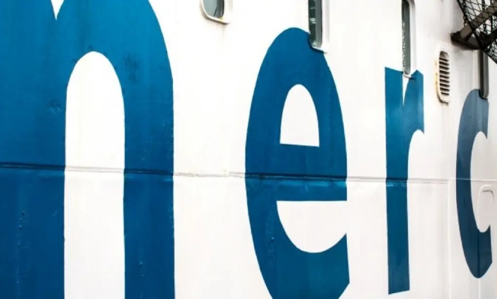 Nærbillede af siden af et mercy ship med skriften mercyships.org