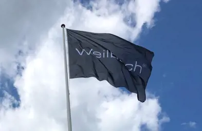 Mørkeblåt flagrende flag med Weilbach logo