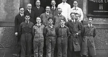 Weilbachs personale fotograferet den 24. november 1930 på virksomhedens 175-års jubilæum. Carl Sølver og Anker Svarrer står som nummer to og tre fra venstre i bagerste række.