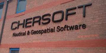 Nærbillede af Chersoft-logoet på virksomhedens kontorbygning