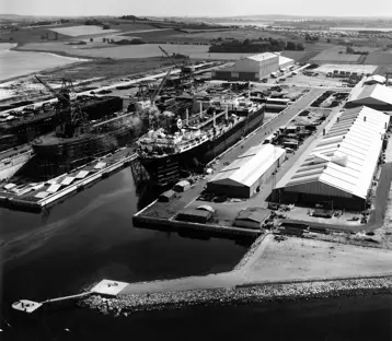 A.P. Møllers Lindø Skibsværft i 1963 med skibe under konstruktion eller reparation.