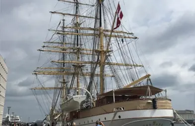 Det imponerende træningsskib Danmark i en havn