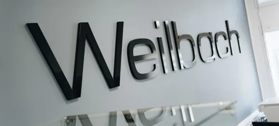 Weilbach logo på væggen i receptionen på hovedkontoret i Lyngby, Danmark