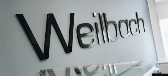 Weilbach logo på væggen i receptionen på hovedkontoret i Lyngby, Danmark