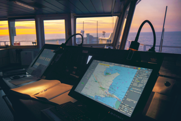 ECDIS med kort på broen af et handelsskib